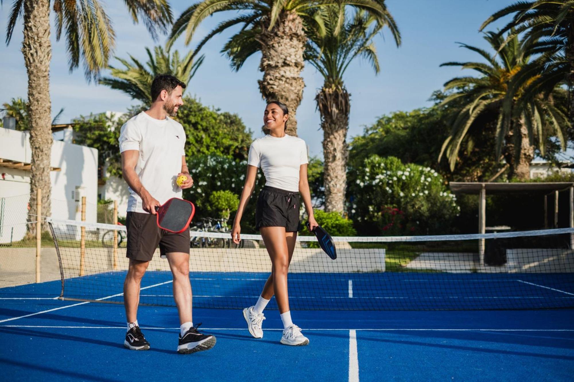 Hotel Paracas, A Luxury Collection Resort, פאראקאס מראה חיצוני תמונה Tennis players walking on a tennis court