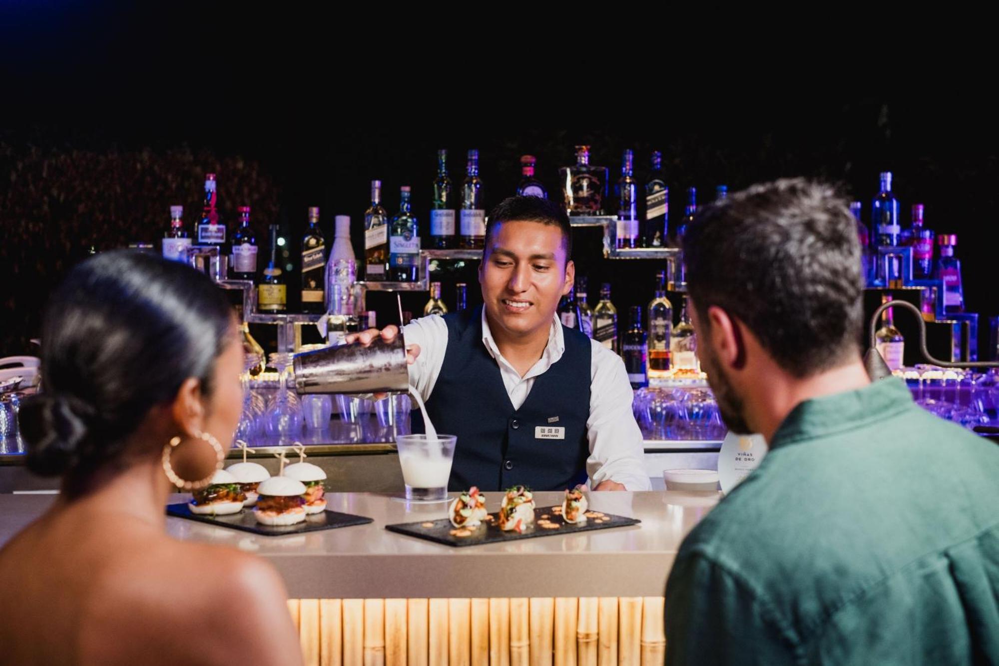 Hotel Paracas, A Luxury Collection Resort, פאראקאס מראה חיצוני תמונה A bartender at work