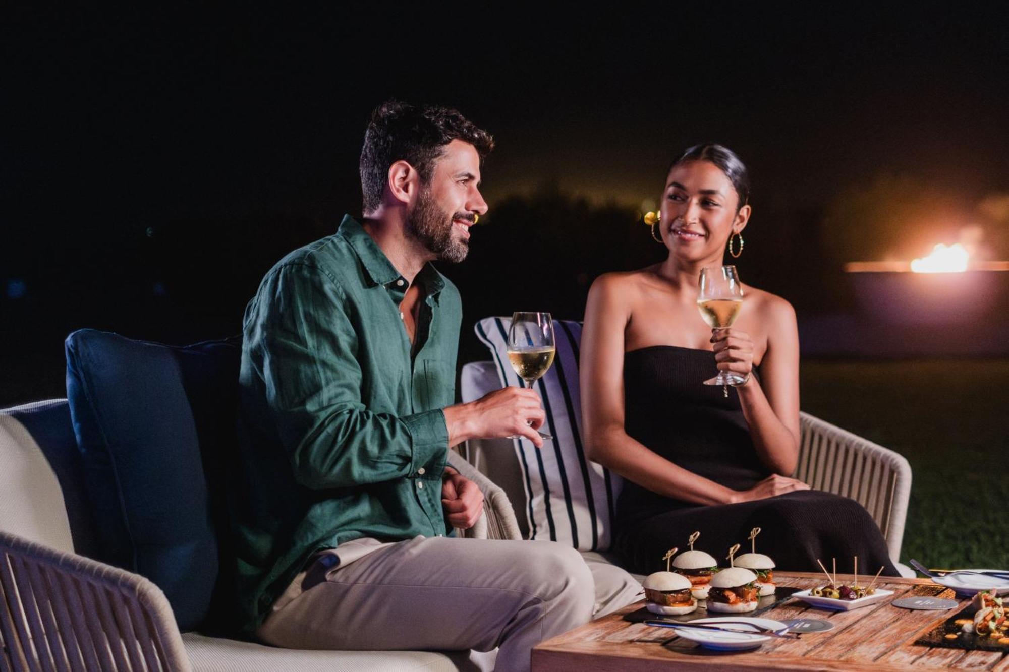 Hotel Paracas, A Luxury Collection Resort, פאראקאס מראה חיצוני תמונה A couple dining at the resort