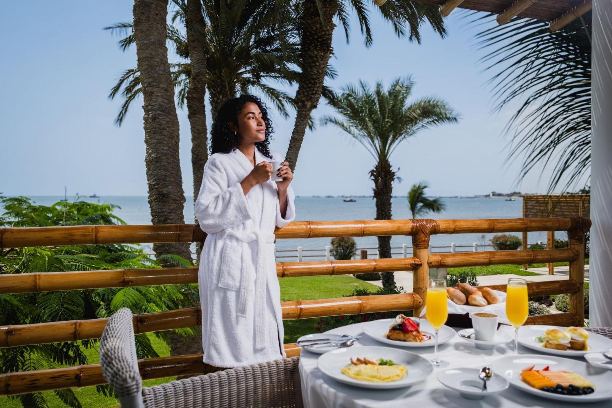 Hotel Paracas, A Luxury Collection Resort, פאראקאס מראה חיצוני תמונה A woman wearing a bathrobe