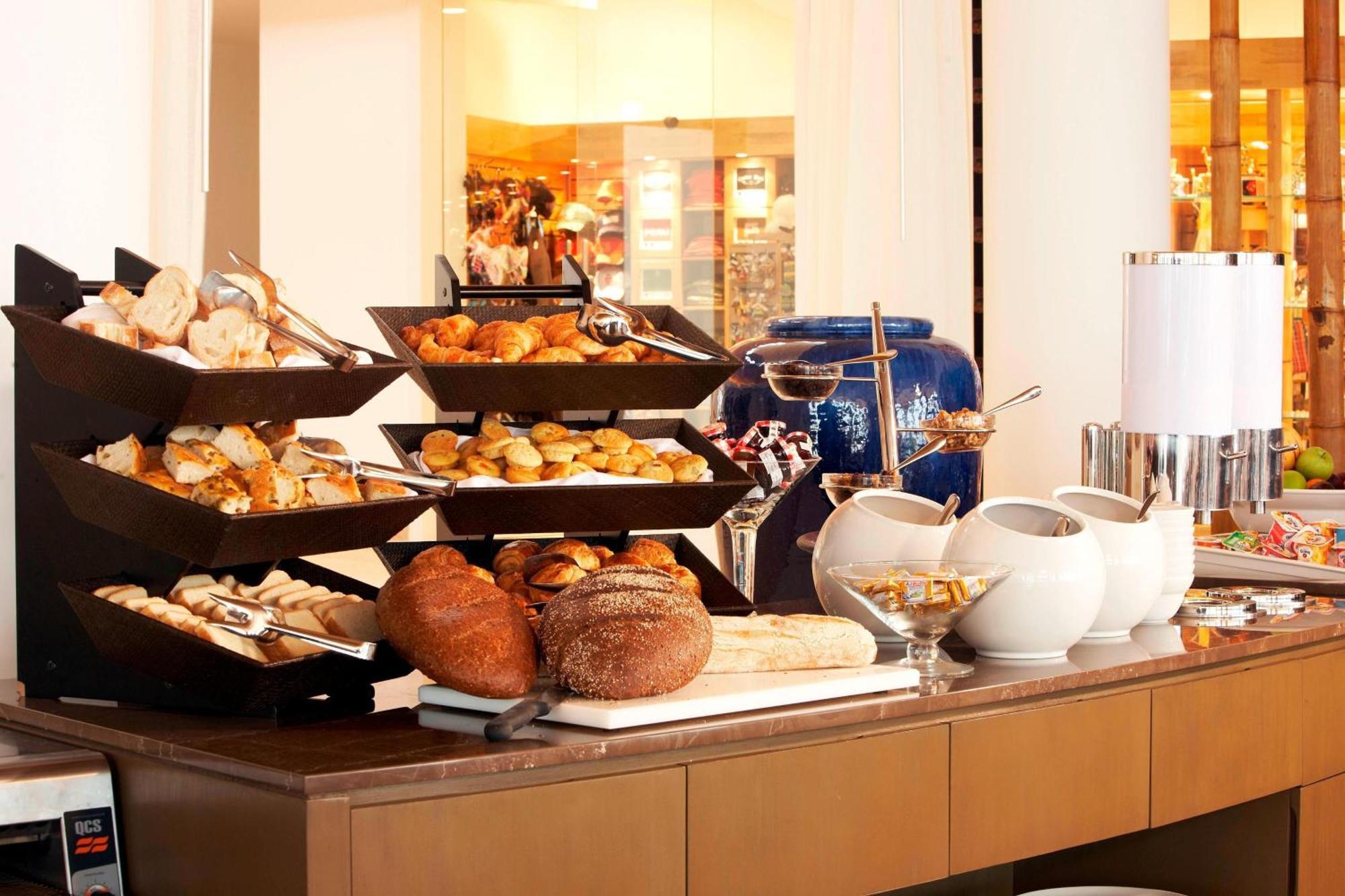 Hotel Paracas, A Luxury Collection Resort, פאראקאס מראה חיצוני תמונה A buffet at a hotel