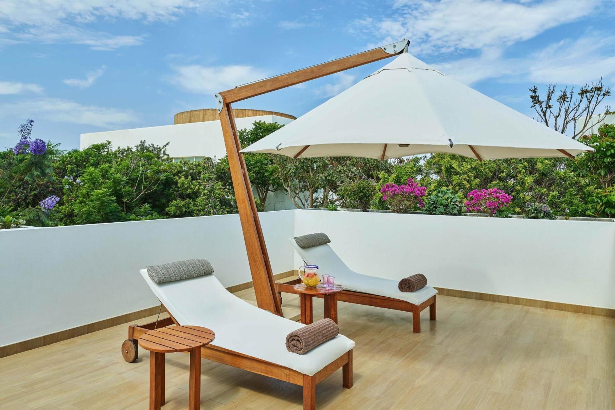 Hotel Paracas, A Luxury Collection Resort, פאראקאס מראה חיצוני תמונה A cantilever umbrella